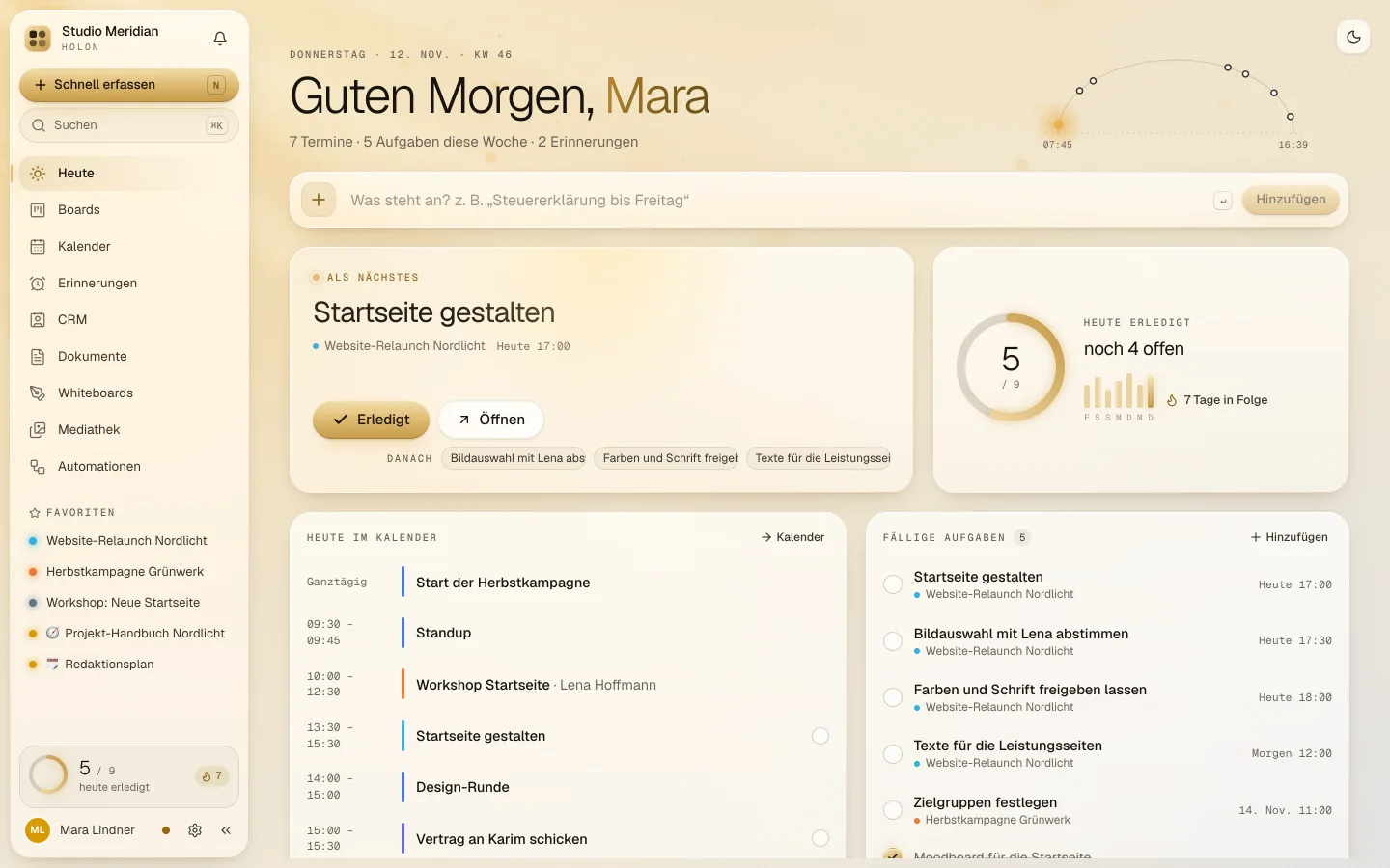 HOLON am Morgen: helles, goldenes Licht.